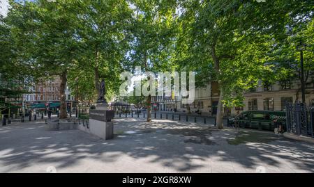 Sir Henry Irving Statue vor dem Eingang zur National Portrait Gallery. Charing Cross Road auf der rechten Seite, London, UK, 10. Juli 2024 Stockfoto