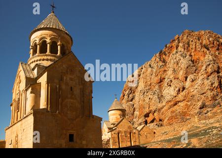 Das Noravank-Kloster in Armenien. Orangefarbene und rote Berge um sie herum Stockfoto