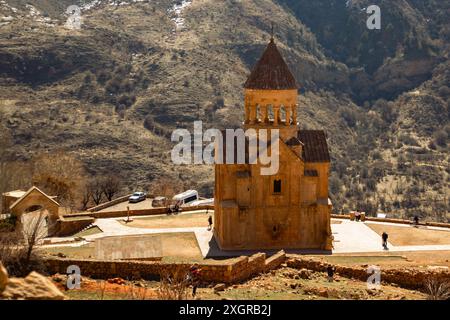 Das Noravank-Kloster in Armenien. Orangefarbene und rote Berge um sie herum Stockfoto