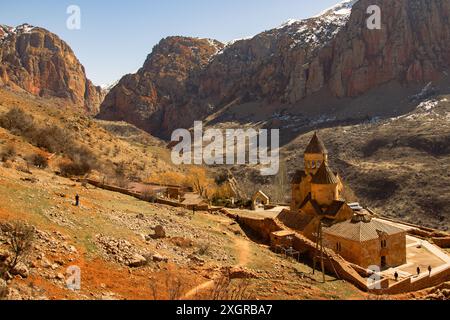 Das Noravank-Kloster in Armenien. Orangefarbene und rote Berge um sie herum Stockfoto