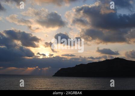 Gott strahlt. Sommersonnenuntergang in Monemvasia, Griechenland. Stockfoto