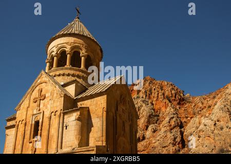 Das Noravank-Kloster in Armenien. Orangefarbene und rote Berge um sie herum Stockfoto