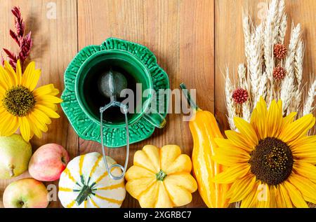 Rustikale herbstliche flache Lage auf hölzernem Hintergrund Stockfoto