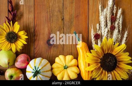 Rustikale herbstliche flache Lage auf hölzernem Hintergrund Stockfoto