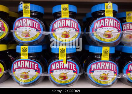 Nahaufnahme von Gläsern mit Marmite-Hefeextrakt, die in einem Supermarktregal in London, England, Großbritannien gestapelt wurden Stockfoto