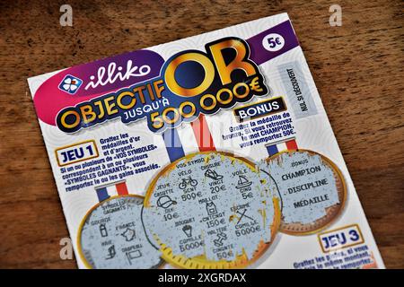 Frankreich. Juli 2024. In dieser Abbildung ist ein 50 Euro Gewinn-Ticket aus dem Objectif- oder Scratch-Spiel auf einem Holztisch zu sehen. Objectif OR ist ein neues Scratch-Spiel, das von Francaise des Jeux (FDJ) für die Olympischen Spiele 2024 in Paris angeboten wird. Verkauft für 5 Euro, können die Glücklichen Gewinne von bis zu 500 000 Euro einheimsen. Quelle: SOPA Images Limited/Alamy Live News Stockfoto