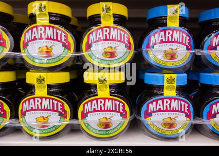 Nahaufnahme von Gläsern mit Marmite-Hefeextrakt, die in einem Supermarktregal in London, England, Großbritannien gestapelt wurden Stockfoto