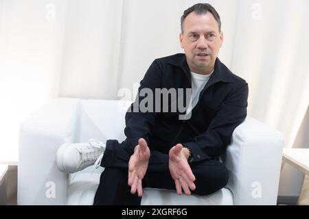 Interview mit Sebastian Fitzek, deutscher Autor und Journalist, im Rahmen des 4Gamechangers Festivals in Wien, Österreich, am 15. Mai 2024. - 20240515 PD25943 Credit: APA-PictureDesk/Alamy Live News Stockfoto