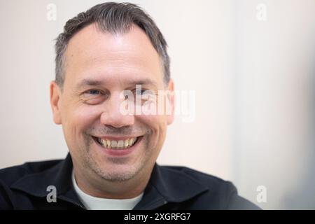 Interview mit Sebastian Fitzek, deutscher Autor und Journalist, im Rahmen des 4Gamechangers Festivals in Wien, Österreich, am 15. Mai 2024. - 20240515 PD25946 Credit: APA-PictureDesk/Alamy Live News Stockfoto