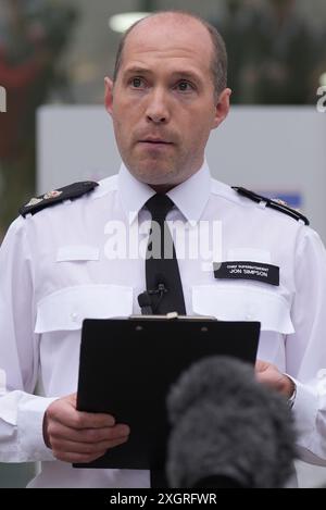 Chief Superintendent Jon Simpson von der Hertfordshire Police spricht mit Medien vor der Hatfield Police Station in Hertfordshire, nachdem drei Frauen, von denen die Polizei glaubt, dass sie verwandt sind, schwer verletzt wurden und am Dienstagabend in Bushey starben. Kyle Clifford, 26, aus Enfield, Nord-London, wurde auf eine Fahndung gestellt, die von Detectives gesucht wird, die die Morde an den drei Frauen untersuchen. Bilddatum: Mittwoch, 10. Juli 2024. Stockfoto