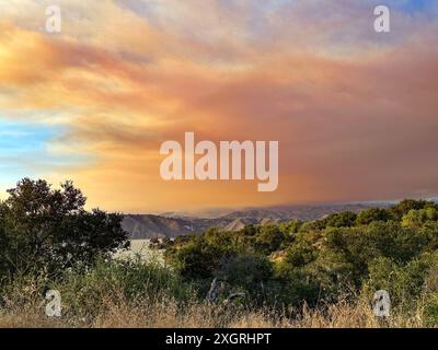 8. Juli 2024, Santa Ynez, Kalifornien, USA: Lake Fire Smoke over Lake Cachuma, vom Highway 154, zwischen Santa Ynez und Santa Barbara, Kalifornien am 8. Juli 2024 (Foto: © Amy Katz/ZUMA Press Wire) NUR ZUR REDAKTIONELLEN VERWENDUNG! Nicht für kommerzielle ZWECKE! Stockfoto