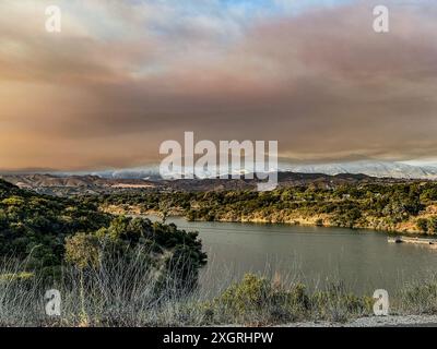 8. Juli 2024, Santa Ynez, Kalifornien, USA: Lake Fire Smoke over Lake Cachuma, vom Highway 154, zwischen Santa Ynez und Santa Barbara, Kalifornien am 8. Juli 2024 (Foto: © Amy Katz/ZUMA Press Wire) NUR ZUR REDAKTIONELLEN VERWENDUNG! Nicht für kommerzielle ZWECKE! Stockfoto