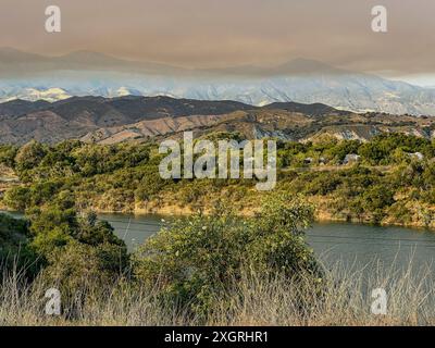 8. Juli 2024, Santa Ynez, Kalifornien, USA: Lake Fire Smoke over Lake Cachuma, vom Highway 154, zwischen Santa Ynez und Santa Barbara, Kalifornien am 8. Juli 2024 (Foto: © Amy Katz/ZUMA Press Wire) NUR ZUR REDAKTIONELLEN VERWENDUNG! Nicht für kommerzielle ZWECKE! Stockfoto