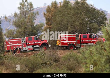 Juli 2024, Santa Ynez, Kalifornien, USA: Red Fire Trucks sas vom Highway 154 zwischen Santa Ynez, CA (Abbildung: © Amy Katz/ZUMA Press Wire) NUR ZUR REDAKTIONELLEN VERWENDUNG! Nicht für kommerzielle ZWECKE! Stockfoto