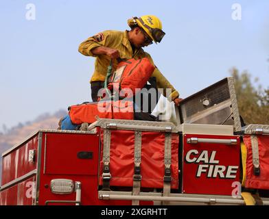 Juli 2024, Santa Ynez, Kalifornien, USA: Red CAL Fire Fire Trucks as Seen Figueroa Mountain Rd, Santa Ynez, CA (Kreditbild: © Amy Katz/ZUMA Press Wire) NUR ZUR REDAKTIONELLEN VERWENDUNG! Nicht für kommerzielle ZWECKE! Stockfoto