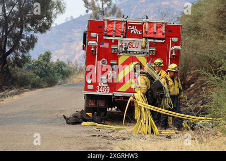 Juli 2024, Santa Ynez, Kalifornien, USA: Red CAL Fire Fire Trucks as Seen Figueroa Mountain Rd, Santa Ynez, CA (Kreditbild: © Amy Katz/ZUMA Press Wire) NUR ZUR REDAKTIONELLEN VERWENDUNG! Nicht für kommerzielle ZWECKE! Stockfoto