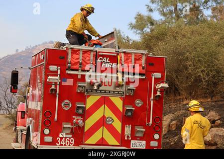 Juli 2024, Santa Ynez, Kalifornien, USA: Red CAL Fire Fire Trucks as Seen Figueroa Mountain Rd, Santa Ynez, CA (Kreditbild: © Amy Katz/ZUMA Press Wire) NUR ZUR REDAKTIONELLEN VERWENDUNG! Nicht für kommerzielle ZWECKE! Stockfoto