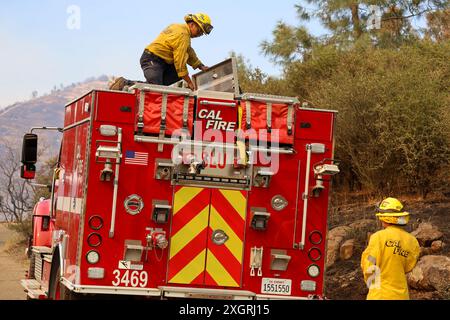 Juli 2024, Santa Ynez, Kalifornien, USA: Red CAL Fire Fire Trucks as Seen Figueroa Mountain Rd, Santa Ynez, CA (Kreditbild: © Amy Katz/ZUMA Press Wire) NUR ZUR REDAKTIONELLEN VERWENDUNG! Nicht für kommerzielle ZWECKE! Stockfoto