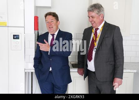 Wohnungsbauminister Darragh O'Brien (links) mit Pat Dennigan CEO von Focus Ireland bei der Eröffnung der neuen 5-Einheiten-Entwicklung von Focus Ireland in der Prussia Street in Stoneybatter, Dublin. Bilddatum: Mittwoch, 10. Juli 2024. Stockfoto