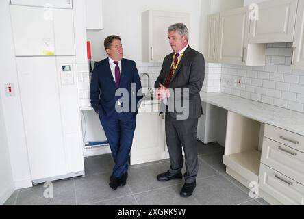 Wohnungsbauminister Darragh O'Brien (links) mit Pat Dennigan CEO von Focus Ireland bei der Eröffnung der neuen 5-Einheiten-Entwicklung von Focus Ireland in der Prussia Street in Stoneybatter, Dublin. Bilddatum: Mittwoch, 10. Juli 2024. Stockfoto