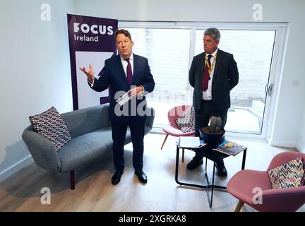 Wohnungsbauminister Darragh O'Brien (links) mit Pat Dennigan CEO von Focus Ireland bei der Eröffnung der neuen 5-Einheiten-Entwicklung von Focus Ireland in der Prussia Street in Stoneybatter, Dublin. Bilddatum: Mittwoch, 10. Juli 2024. Stockfoto