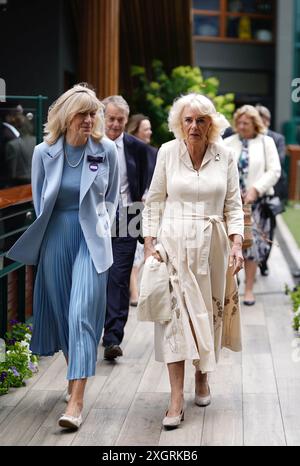 Queen Camilla (rechts) mit Debbie Jevans Vorsitzende des All England Lawn Tennis Club während eines Besuchs im All England Lawn Tennis and Croquet Club in Wimbledon, Südwesten Londons, am 10. Tag der Wimbledon Championships 2024. Bilddatum: Mittwoch, 10. Juli 2024. Stockfoto