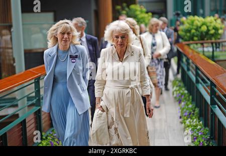 Queen Camilla (rechts) mit Debbie Jevans Vorsitzende des All England Lawn Tennis Club während eines Besuchs im All England Lawn Tennis and Croquet Club in Wimbledon, Südwesten Londons, am 10. Tag der Wimbledon Championships 2024. Bilddatum: Mittwoch, 10. Juli 2024. Stockfoto