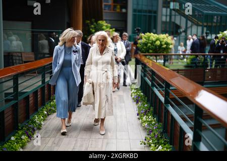 Queen Camilla (rechts) mit Debbie Jevans Vorsitzende des All England Lawn Tennis Club während eines Besuchs im All England Lawn Tennis and Croquet Club in Wimbledon, Südwesten Londons, am 10. Tag der Wimbledon Championships 2024. Bilddatum: Mittwoch, 10. Juli 2024. Stockfoto