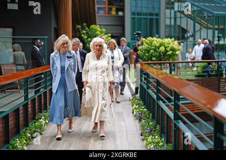 Queen Camilla (rechts) mit Debbie Jevans Vorsitzende des All England Lawn Tennis Club während eines Besuchs im All England Lawn Tennis and Croquet Club in Wimbledon, Südwesten Londons, am 10. Tag der Wimbledon Championships 2024. Bilddatum: Mittwoch, 10. Juli 2024. Stockfoto