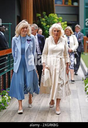 Queen Camilla (rechts) mit Debbie Jevans Vorsitzende des All England Lawn Tennis Club während eines Besuchs im All England Lawn Tennis and Croquet Club in Wimbledon, Südwesten Londons, am 10. Tag der Wimbledon Championships 2024. Bilddatum: Mittwoch, 10. Juli 2024. Stockfoto