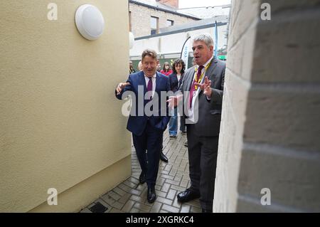 Wohnungsbauminister Darragh O'Brien (links) mit Pat Dennigan CEO von Focus Ireland bei seiner Ankunft, um Focus Irlands neue 5-Einheiten-Entwicklung in der Prussia Street in Stoneybatter, Dublin, offiziell zu eröffnen. Bilddatum: Mittwoch, 10. Juli 2024. Stockfoto