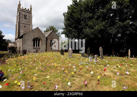 Dowland, Großbritannien, 10. Juli 2024. Die Dorfbewohner haben eine erstaunliche Wiese mit 7000 Papierblumen geschaffen, die in der St. Peter’s Church, Dowland, Devon, Großbritannien, ausgestellt wird. Die Ausstellung wird helfen, Mittel für die Wohltätigkeitsorganisationen Peter’s Patch, Papyrus und Mind zu sammeln. Die Organisatoren der Ausstellung, so die farbenfrohe Ausstellung, seien symbolisch für die Mission Peter’s Patch, Kindern die Natur näher zu bringen. Stockfoto