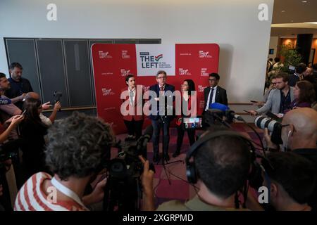 Brüssel, Belgien Juli 2024. Jean-Luc Melenchon, Gründer der LFI-Partei, spricht neben den europäischen Abgeordneten Manon Aubry (R) und Marina Mesure (L) während einer Pressekonferenz im Europäischen Parlament am 10. Juli 2024 in Brüssel, Belgien. Quelle: ALEXANDROS MICHAILIDIS/Alamy Live News Stockfoto