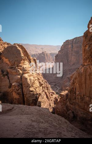 Vertikale Landschaft von Petra im jordanischen Wadi Musa. Spektakuläre Landschaft des Rocky Canyon in Jordanien. Stockfoto