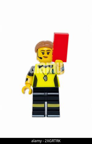 Ein Nahbild einer Lego-Fußballspielerin oder einer Fußballschiedsrichterfigur, die eine rote Karte hochhält, die eine Absendung für einen Spieler bedeutet Stockfoto