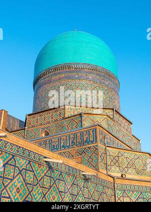 Tilya Kori Madrasa auf dem Registan-Platz, Samarkan, Usbekistan - Portrait Shot Stockfoto