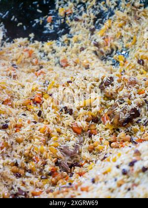 Plov wird im Besh Qozon Pilaf Center in Taschkent, Usbekistan, gekocht Stockfoto