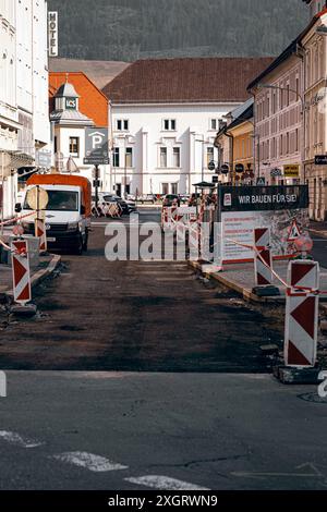 Roller und Arbeiter auf Asphaltierung und Reparatur von Stadtstraßen. Stockfoto