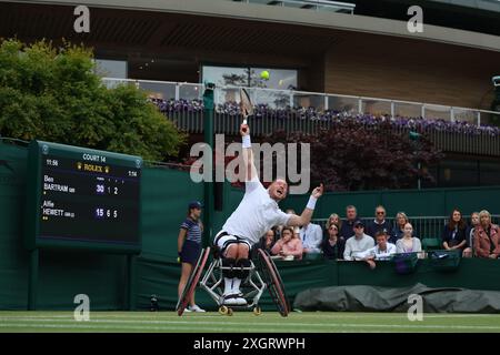 Wimbledon, Großbritannien, 10. Juli 2024; All England Lawn Tennis and Croquet Club, London, England; Wimbledon Tennis Tournament, Tag 10; Alfie Hewett (GBR) dient Ben Bartram (GBR), einem Rollstuhl-Singles-Spiel in der ersten Runde Stockfoto