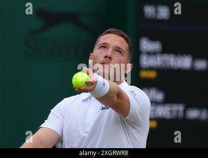 Wimbledon, Großbritannien, 10. Juli 2024; All England Lawn Tennis and Croquet Club, London, England; Wimbledon Tennis Tournament, Tag 10; Alfie Hewett (GBR) dient Ben Bartram (GBR), einem Rollstuhl-Singles-Spiel in der ersten Runde Stockfoto