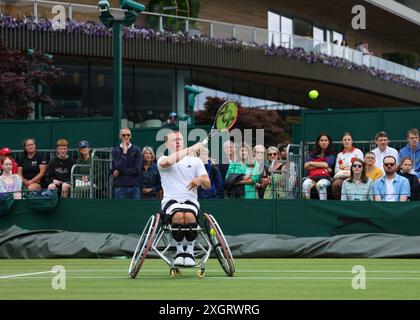 Wimbledon, Großbritannien, 10. Juli 2024; All England Lawn Tennis and Croquet Club, London, England; Wimbledon Tennis Tournament, Tag 10; Ben Bartram (GBR) kehrt zu Alfie Hewett (GBR) zurück, der erste Runde des Rollstuhls für Herren Stockfoto