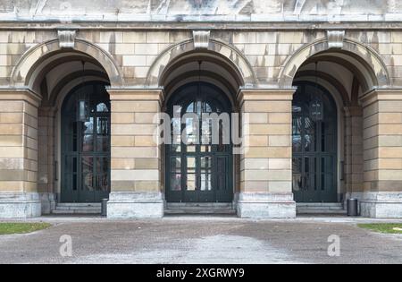 München, Deutschland - 21. Dezember 2023 - Bogeneingang der Münchner Residenz. Architektonische Details im Barockstil der Renaissance, Raum für Text, selektiv Stockfoto