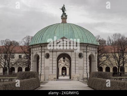 München, Deutschland - 21. Dezember 2023 - Blick auf den Dianatempel im Münchner Hofgarten im Garten der Münchner Residenz. Platz für Text, Stockfoto