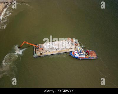 Luftaufnahme der Küstenerosionsschutzarbeiten mit Maschinen, Cromer, Norfolk, England, Vereinigtes Königreich, Europa Stockfoto