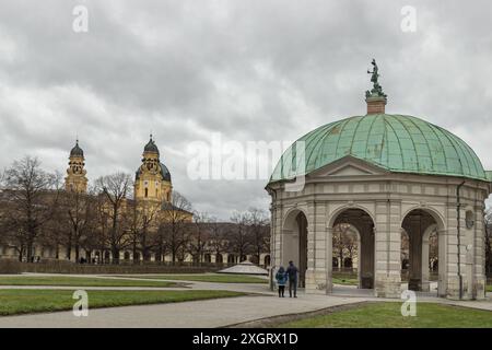 München, Deutschland - 21. Dezember 2023 - Blick auf den Dianatempel im Münchner Hofgarten im Garten der Münchner Residenz mit der Theatine Stockfoto