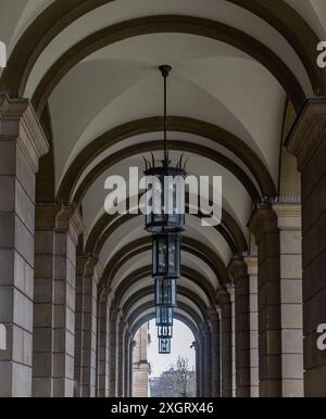 München, Deutschland - 21. Dezember 2023 - perspektivischer Blick auf den Steinbogengang mit Laternen vor dem Ballsaal des Münchner Residenzgebäudes. Ar Stockfoto