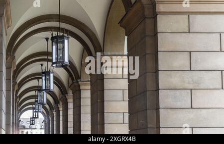 München, Deutschland - 21. Dezember 2023 - perspektivischer Blick auf den Steinbogengang mit Laternen vor dem Ballsaal des Münchner Residenzgebäudes. Ar Stockfoto