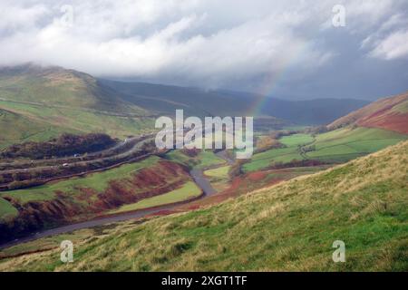 Der River Lune, die West Coast Main Line und der M6 Motorway von Lingmill in den Howgill Hills im Yorkshire Dales National Park, England, Großbritannien. Stockfoto