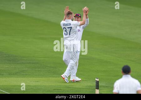 Gus Atkinson von England feiert den Wicket von Jason Holder of West Indies während des 1. Rothesay Test Match Day 1 England gegen West Indies in Lords, London, Großbritannien, 10. Juli 2024 (Foto: Mark Cosgrove/News Images) Stockfoto