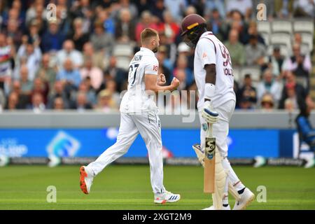 London, England. Juli 2024. Gus Atkinson feiert, nachdem er am ersten Tag des Rothesay First Men’s Test zwischen England und West Indies auf dem Lord’s Cricket Ground den Wicket Holder gewonnen hat. Kyle Andrews/Alamy Live News. Stockfoto